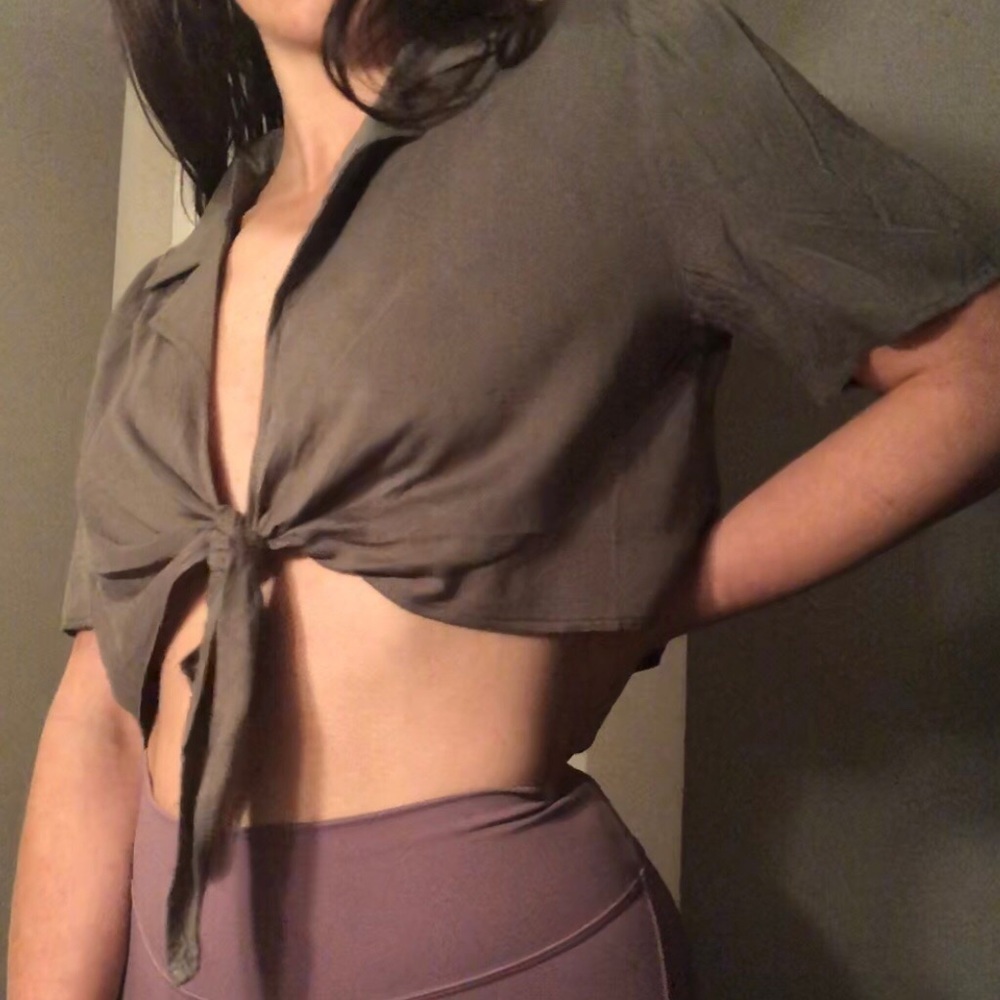 🐍 Olive green front knot crop top